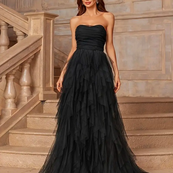 Long black gown - Picture 2 of 4